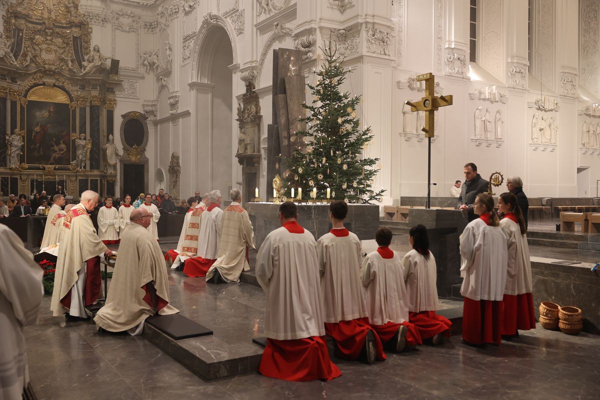 Mit einer Prozession vom Neumünster zum Kiliansdom und einer Pontifikalmesse hat Bischof Dr. Franz Jung am Dienstag, 31. Dezember, in Würzburg für das Bistum das Heilige Jahr eröffnet. Es steht unter dem Motto "Pilger der Hoffnung". 