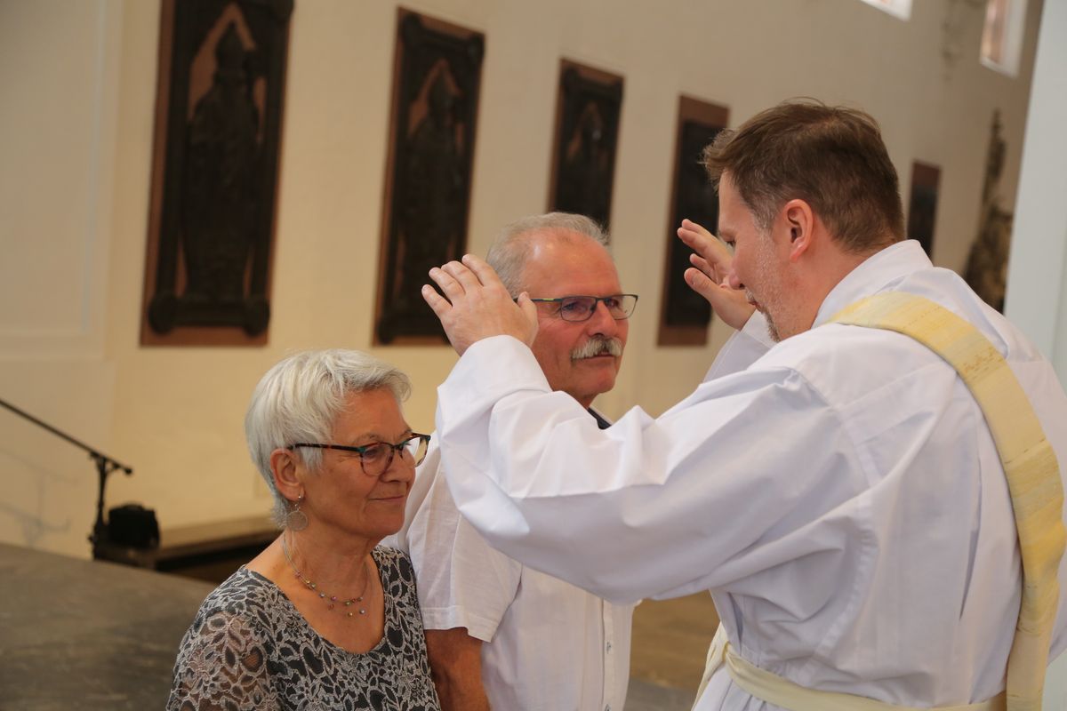 Rund 250 Ehejubilare haben am Freitagnachmittag, 4. Juli, im Kiliansdom in einem Pontifikalgottesdienst mit Weihbischof em. Ulrich Boom ihr Eheversprechen erneuert. 