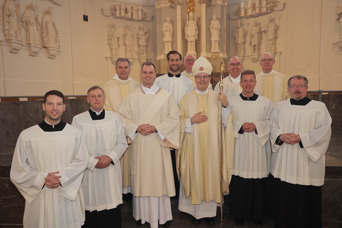 Bei einem Pontifikalgottesdienst am Samstag, 27. September, weihte Weihbischof Paul Reder drei Männer im Würzburger Kiliansdom zu Diakonen.