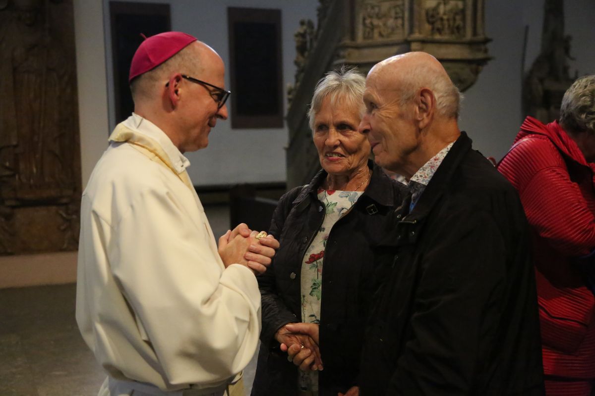 Bischof Dr. Franz Jung hat am Donnerstagnachmittag, 4. Juli, mit etwa 320 Paaren im Kiliansdom ihr goldenes oder diamantenes Ehejubiläum gefeiert.