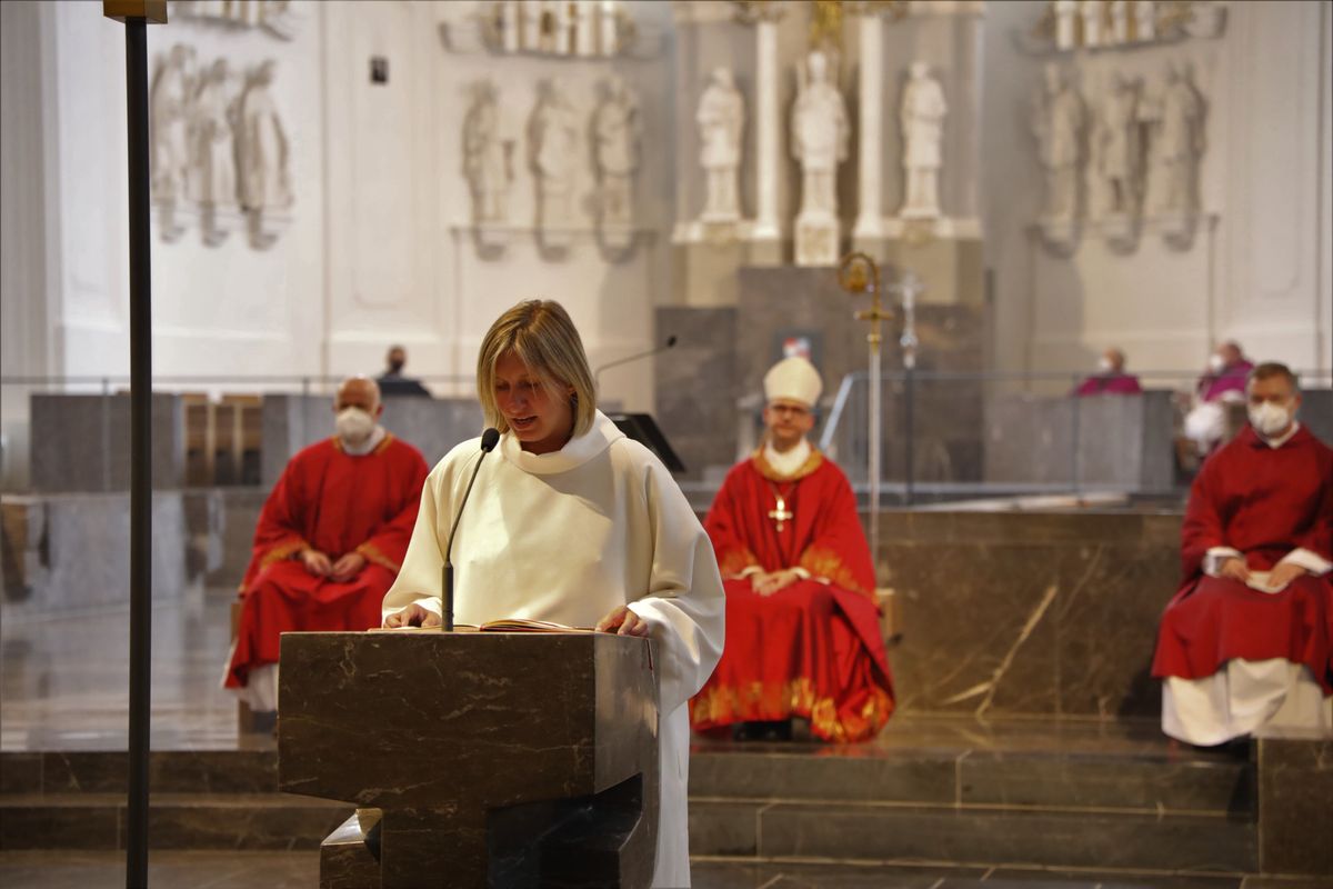 2821/0665 Pasti-Jubiläum_28732 Mit einem Kiliani-Pontifikalgottesdienst im Kiliansdom mit Bischof Dr. Franz Jung ist am Dienstagabend, 6. Juli, das 50. Jubiläum der Berufsgruppe der Pastoralreferentinnen und -referenten im Bistum Würzburg gefeiert worden.