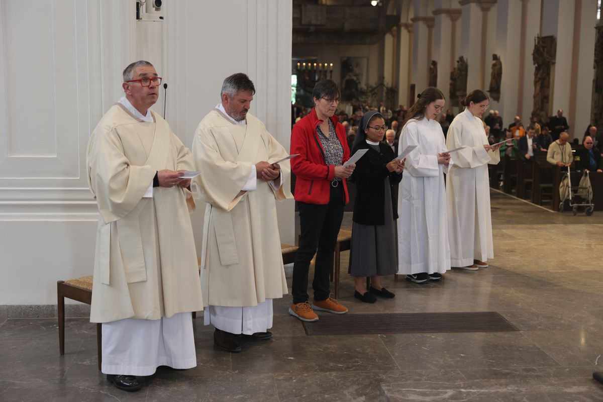 Bischof Dr. Franz Jung hat am Mittwochabend, 16. April, bei der Chrisammesse im Würzburger Kiliansdom die Heiligen Öle für das ganze Bistum geweiht.  Bischof Dr. Franz Jung hat am Mittwochabend, 16. April, bei der Chrisammesse im Würzburger Kiliansdom die Heiligen Öle für das ganze Bistum geweiht.