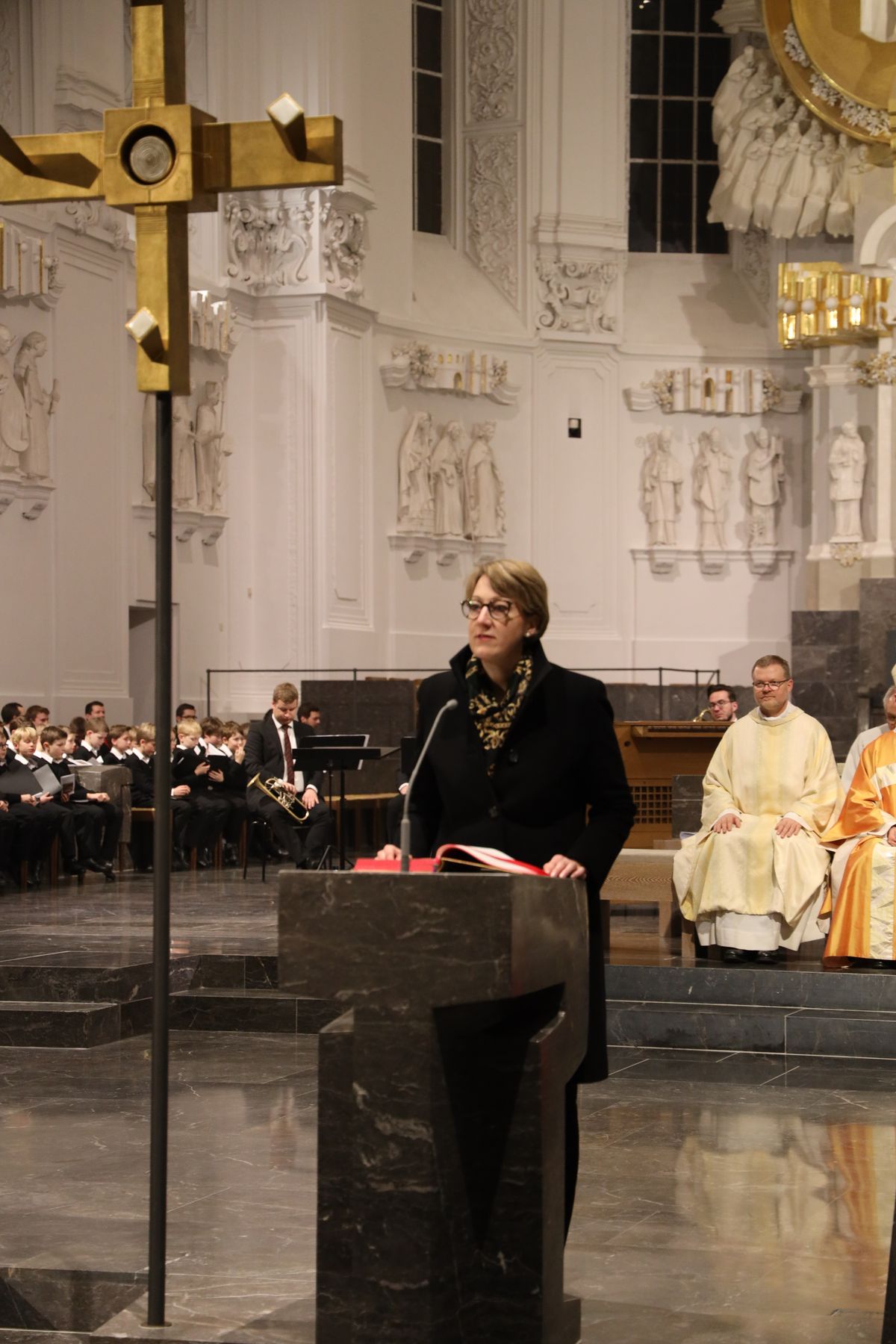 Bischof Dr. Franz Jung feierte an Heiligabend, 24. Dezember, im Würzburger Kiliansdom mit den Gläubigen die Christmette. Bischof Dr. Franz Jung feierte an Heiligabend, 24. Dezember, im Würzburger Kiliansdom mit den Gläubigen die Christmette.