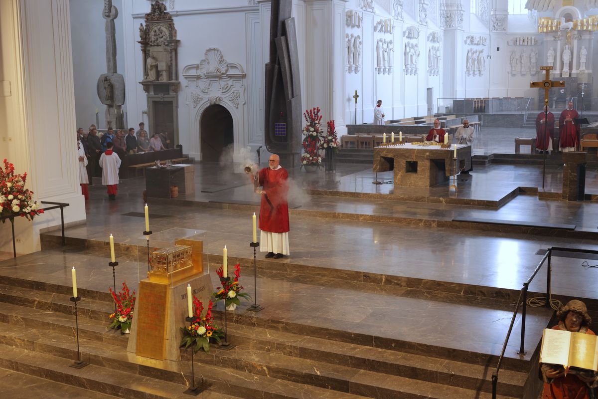 Mit Priestern, Diakonen und hauptamtlichen Mitarbeitenden hat Bischof Dr. Franz Jung am Dienstag, 8. Juli, einen Kiliani-Gottesdienst im Kiliansdom gefeiert. Eine Begegnung im Kilianeum schloss sich an.