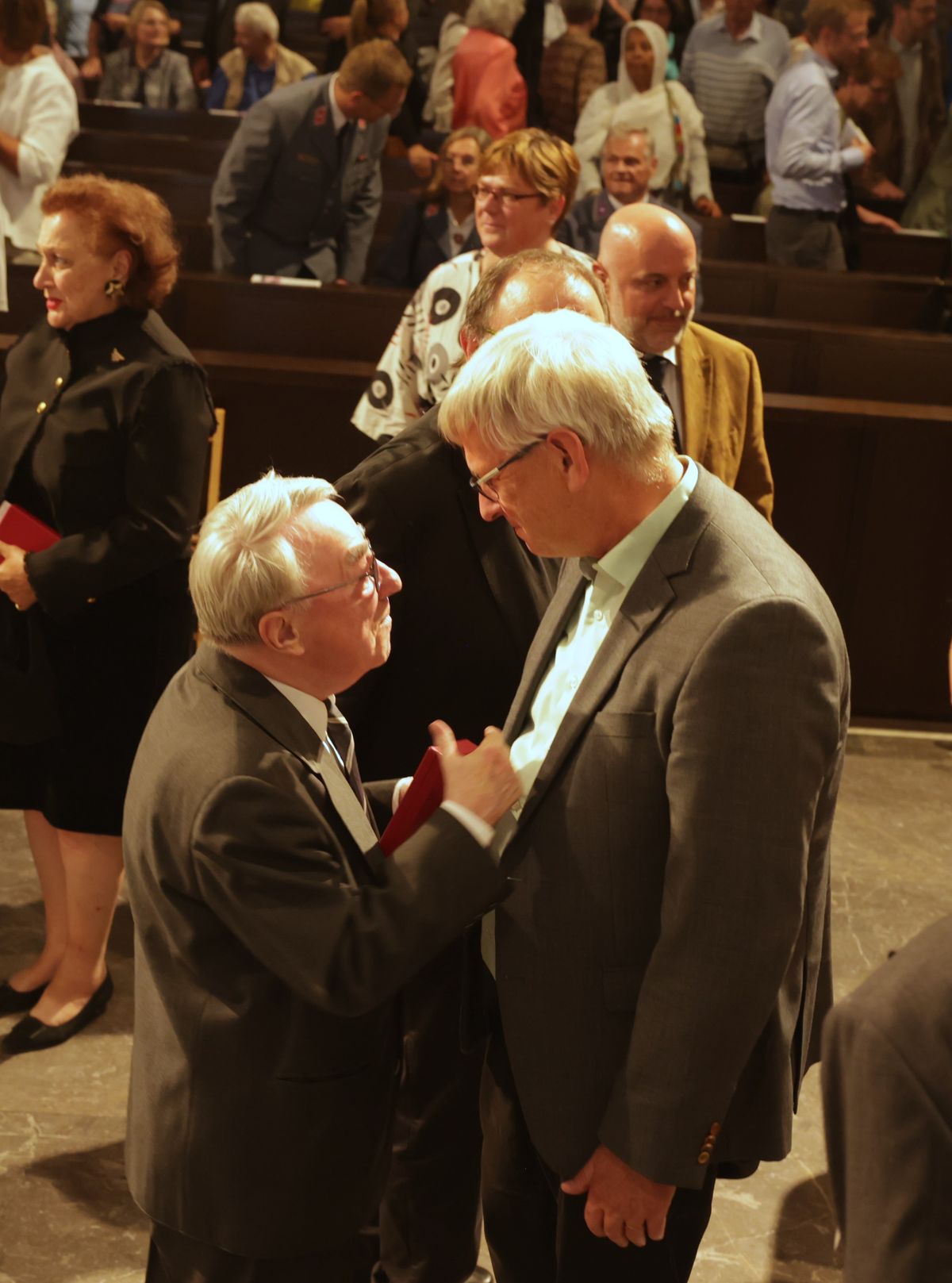 Diözesanratsvorsitzender Dr. Michael Wolf (rechts) gratuliert seinem  Vorvorgänger Norbert Baumann.