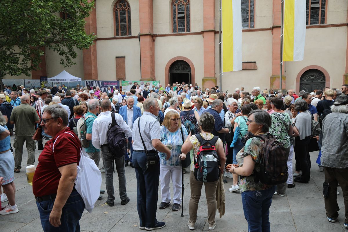 An den Gottesdienst schloss sich eine Begegnung auf dem Kiliansplatz an.