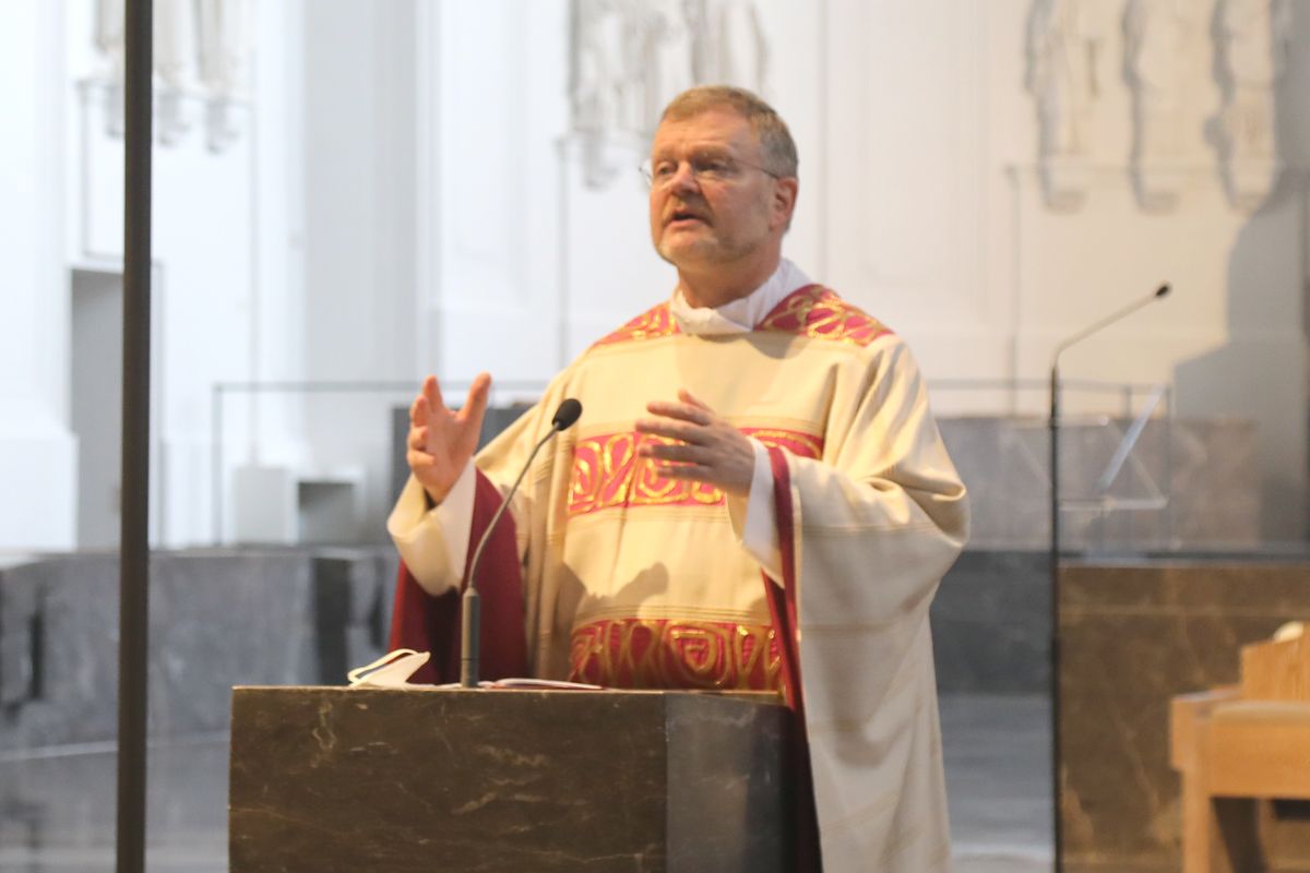 2621/0613 Gottesdienst für Ehejubilare Generalvikar Dr. Vorndran am Freitag, 25. Juni 2021_27635 Generalvikar Dr. Jürgen Vorndran feierte am Freitagabend, 25. Juni, einen Dankgottesdienst mit Ehepaaren, die seit 25 Jahren verheiratet sind. Anschließend spendeten der Generalvikar sowie weitere Priester und Diakone den Jubilaren mit Abstand den Segen.