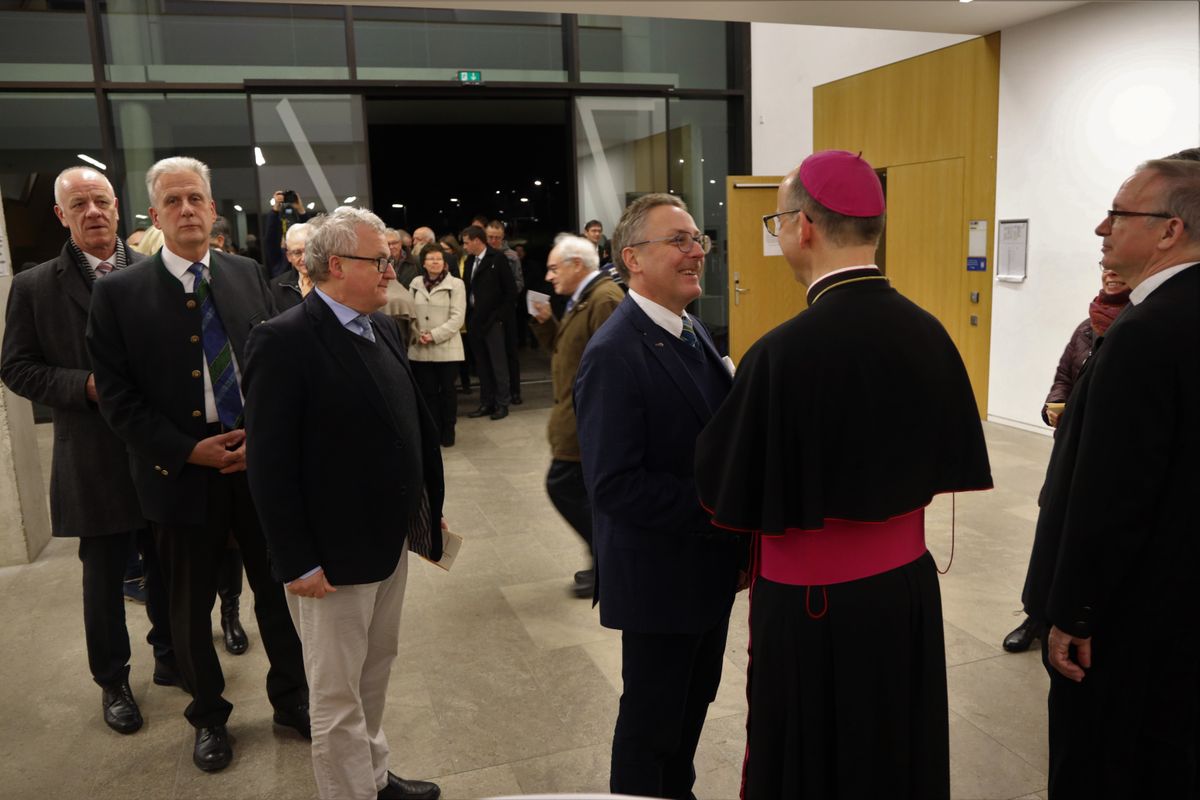 Bischof Dr. Franz Jung begrüßte gemeinsam mit Generalvikar Thomas Keßler und Domkapitular Clemens Bieber, Vorsitzender des Diözesan-Caritasverbands, die Gäste am Eingang des Hörsaalgebäudes. 