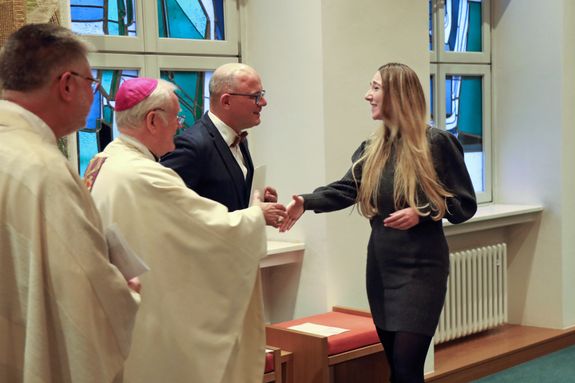 Bischof em. Dr. Friedhelm Hofmann verlieh Lisa Günther im Auftrag von Bischof Dr. Franz Jung die Missio Canonica. Bischof em. Dr. Friedhelm Hofmann verlieh Lisa Günther im Auftrag von Bischof Dr. Franz Jung die Missio Canonica.