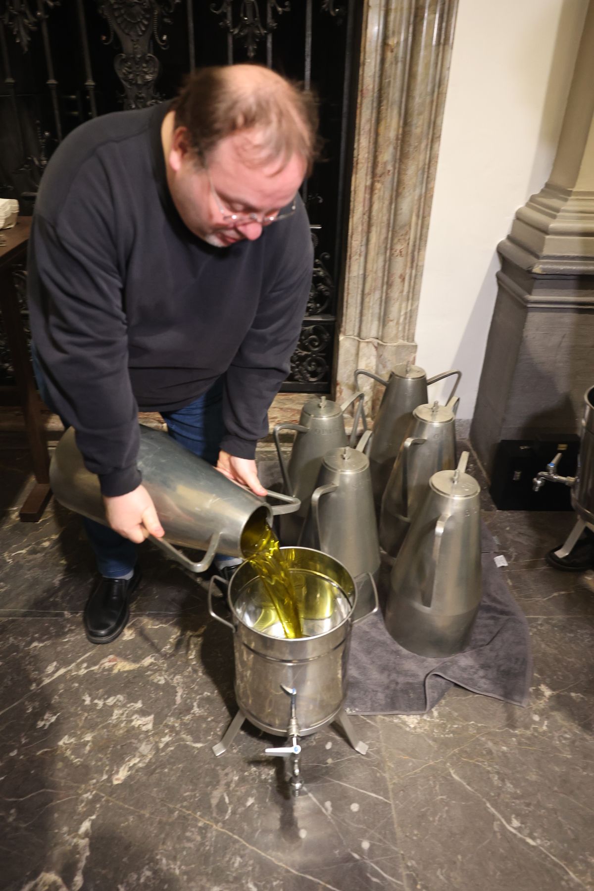 Bischof Dr. Franz Jung hat am Montagabend, 25. März, im Würzburger Kiliansdom die Heiligen Öle für alle 43 Pastoralen Räume im Bistum Würzburg  geweiht.