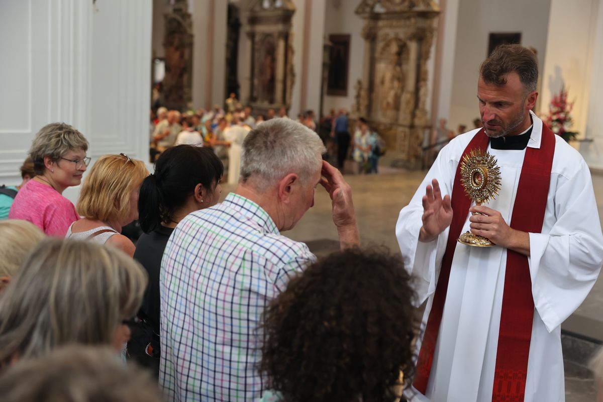 Am Ende der Wallfahrt konnten die Frauen und Männer sich einzeln segnen lassen.