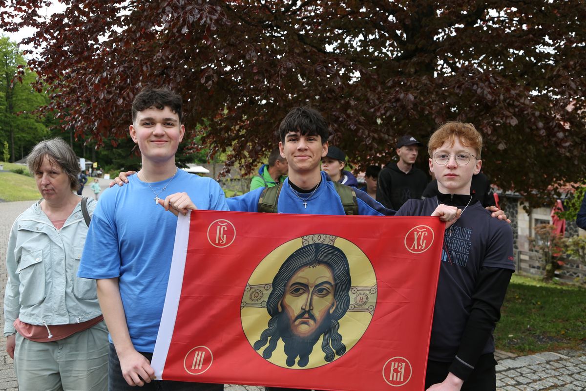 Fast 400 Gläubige haben an der Ökumenischen Kreuzbergwallfahrt mit Bischof Jung und Regionalbischöfin Bornowski teilgenommen.  Fast 400 Gläubige haben an der Ökumenischen Kreuzbergwallfahrt mit Bischof Jung und Regionalbischöfin Bornowski teilgenommen.