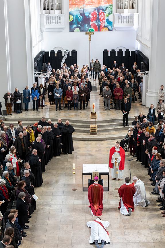 Bei der Anrufung der Heiligen lag der Weihekandidat ausgestreckt am Boden und zeigte seine Bereitschaft, sich Gott ganz hinzugeben.  Bei der Anrufung der Heiligen lag der Weihekandidat ausgestreckt am Boden und zeigte seine Bereitschaft, sich Gott ganz hinzugeben.