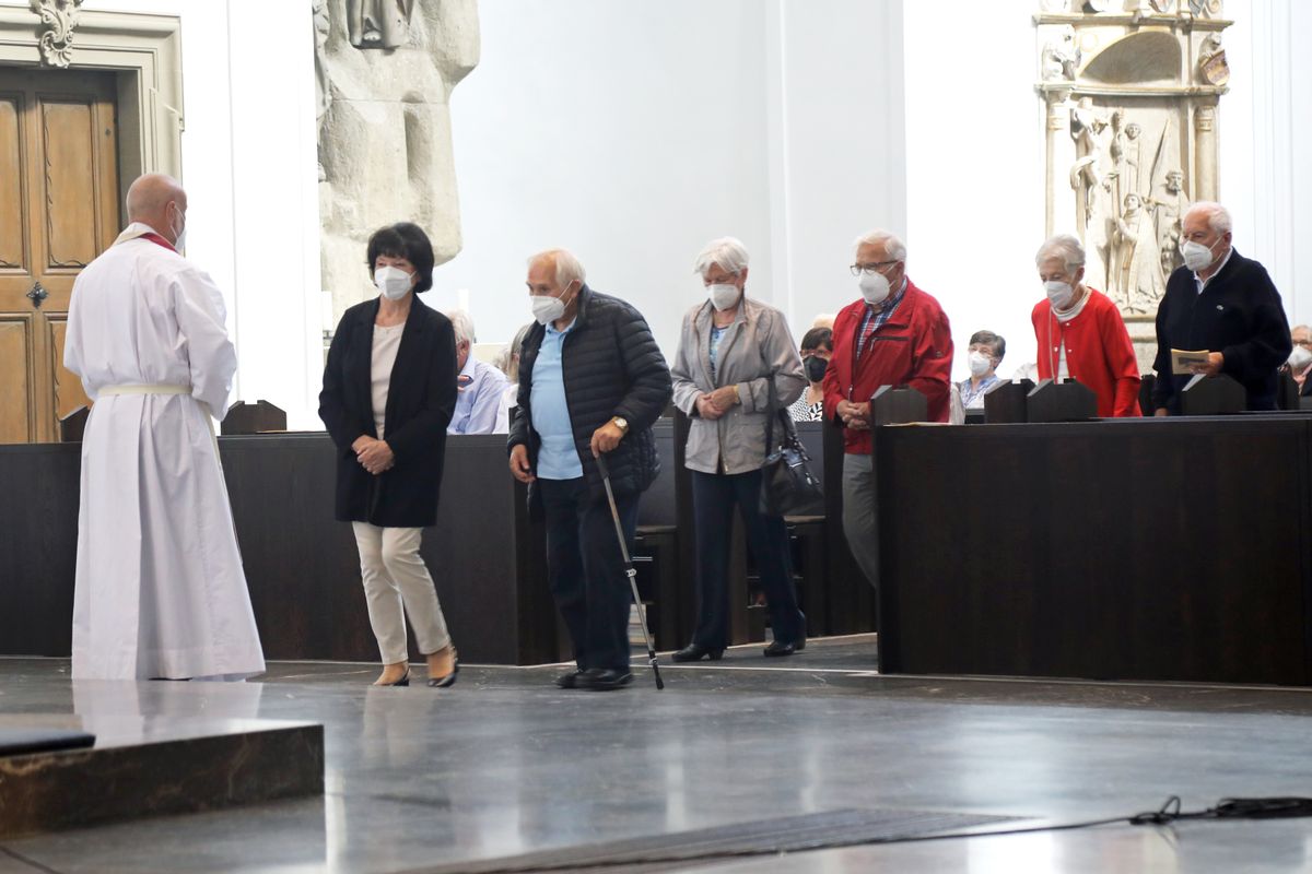 2721/0648 Gottesdienst für Ehejubilare mit Bischof Dr. Franz Jung am Freitagnachmittag, 2. Juli 2021_28516 Bischof Dr. Franz Jung feierte am Freitagnachmittag, 2. Juli 2021, einen Dankgottesdienst im Kiliansdom mit Ehepaaren, die goldenes, diamantenes oder eisernes Ehejubiläum feiern.