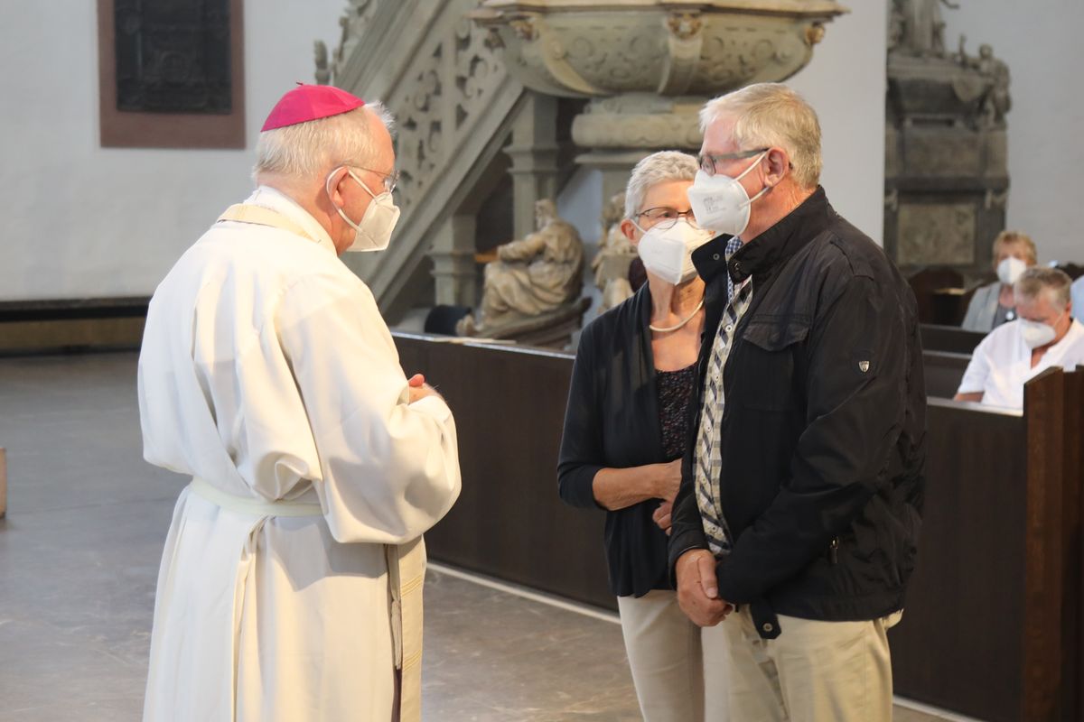	 Weihbischof Ulrich Boom feierte am Mittwochnachmittag, 30. Juni, einen Gottesdienst für Ehepaare, die 2020 oder 2021 ihr goldenes, diamantenes oder eisernes Ehejubiläum hatten. Im Anschluss konnten sich die Paare segnen lassen.