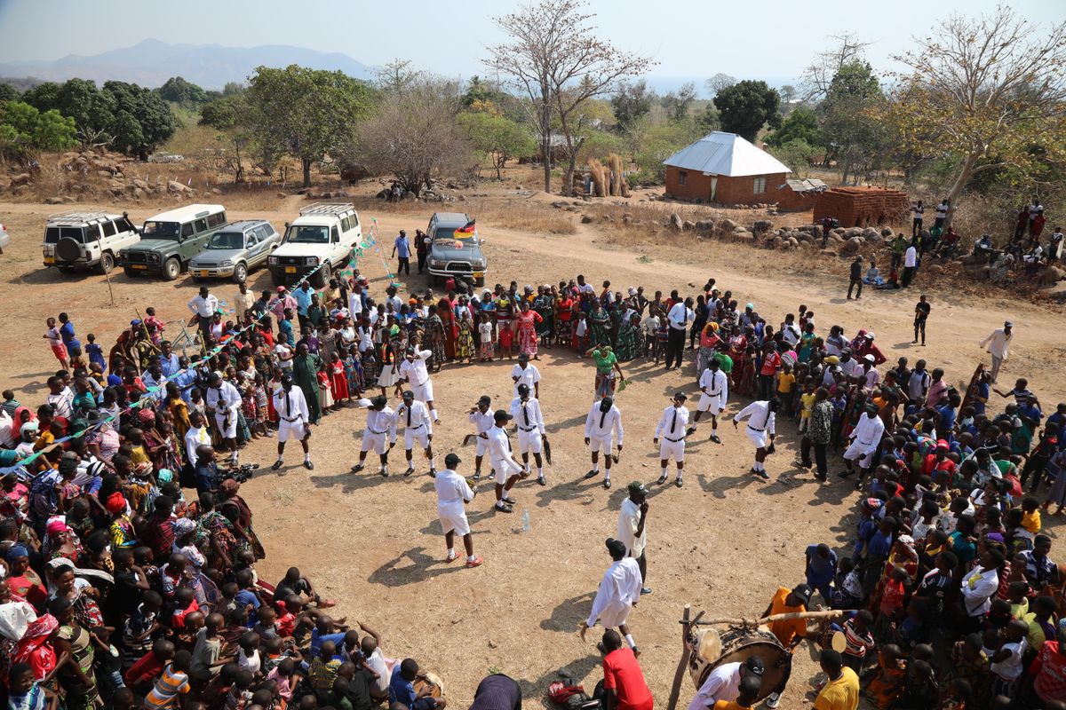 Die Gemeindemitglieder feierten die Ernennung zur Pfarrei mit verschiedenen Tänzen. Die Gemeindemitglieder feierten die Ernennung zur Pfarrei mit verschiedenen Tänzen.