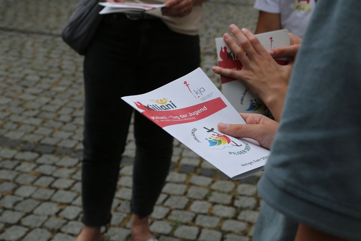 Am Tag der Jugend hat Weihbischof Paul Reder im Anschluss an ein buntes Workshop-Programm einen Kiliani-Gottesdienst mit den Jugendlichen im Kilianeum in Würzburg gefeiert.