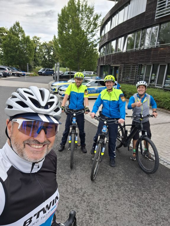 Polizeiseelsorger Pastoralreferent Matthias Zöller (links vorne) besuchte mit dem Fahrrad alle Polizeistationen in Unterfranken.
