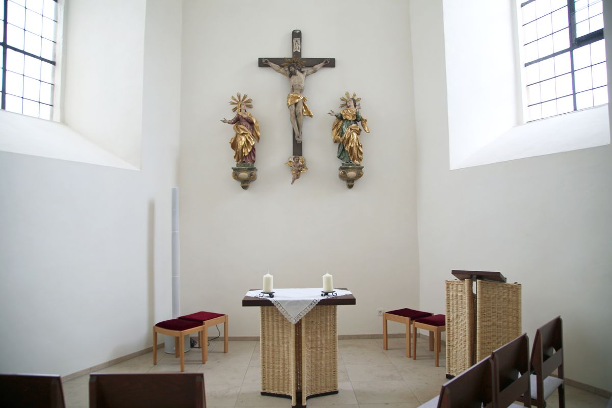 Typisch Sandnerisch: Altar und Ambo der Andachtskapelle wurden von einem Korbmachermeister aus Sand geflochten. Typisch Sandnerisch: Altar und Ambo der Andachtskapelle wurden von einem Korbmachermeister aus Sand geflochten.