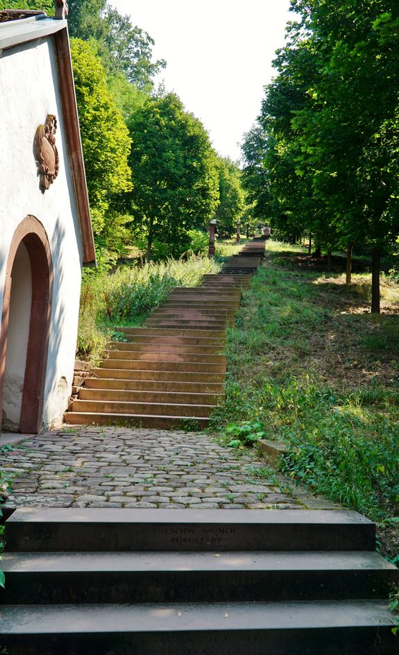 Die Engelsstaffel in Großheubach (Dekanat Miltenberg) ist mit ihren 612 Stufen die lä̈ngste Freitreppe Bayerns.