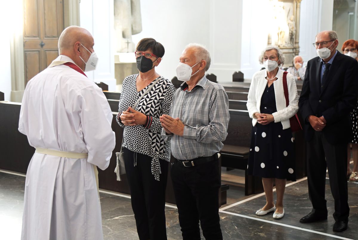 2721/0648 Gottesdienst für Ehejubilare mit Bischof Dr. Franz Jung am Freitagnachmittag, 2. Juli 2021_28527 Bischof Dr. Franz Jung feierte am Freitagnachmittag, 2. Juli 2021, einen Dankgottesdienst im Kiliansdom mit Ehepaaren, die goldenes, diamantenes oder eisernes Ehejubiläum feiern.