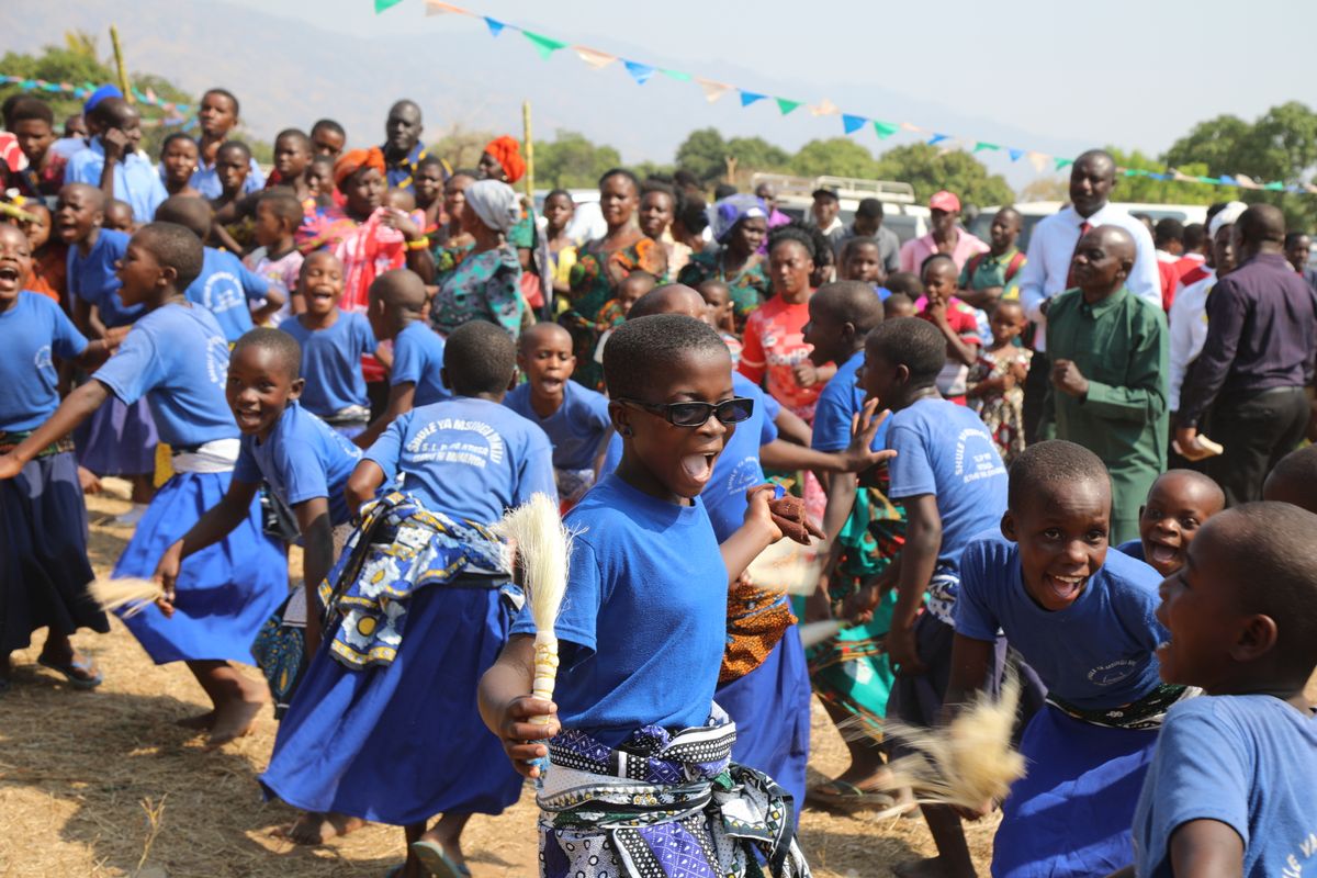 Die Gemeindemitglieder feierten die Ernennung zur Pfarrei mit verschiedenen Tänzen. Die Gemeindemitglieder feierten die Ernennung zur Pfarrei mit verschiedenen Tänzen.