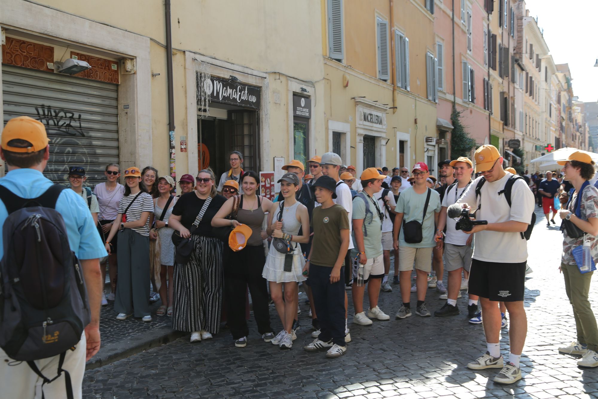Die Ministrierenden der Gruppe aus Aschaffenburg haben bei einem Gewinnspiel einen Ausflug mit Bischof Dr. Franz Jung gewonnen. Die Ministrierenden der Gruppe aus Aschaffenburg haben bei einem Gewinnspiel einen Ausflug mit Bischof Dr. Franz Jung gewonnen.