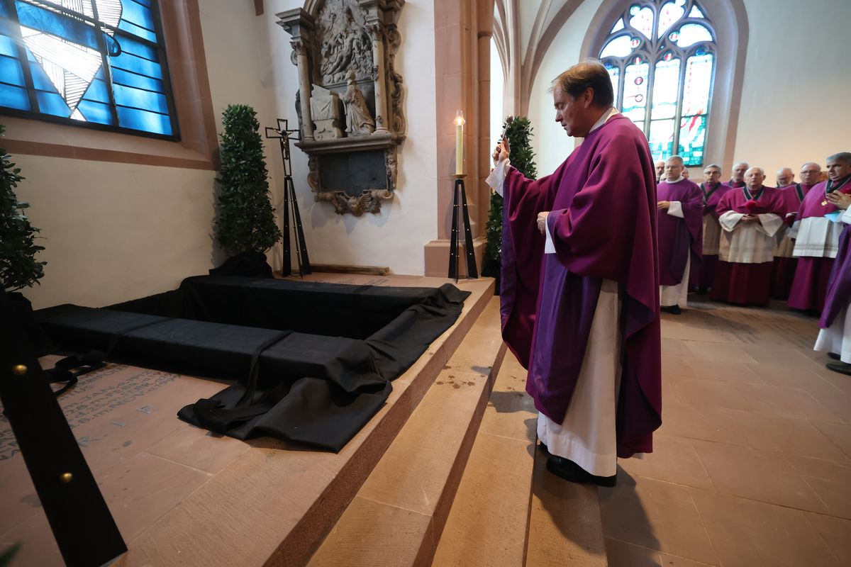 Bischof Dr. Franz Jung feierte am Samstag, 12. Oktober, im Würzburger KIliansdom ein Pontifikalrequiem für Weihbischof em. Helmut Bauer. Die anschließende Beisetzung leitete Dompropst Weihbischof Paul Reder.