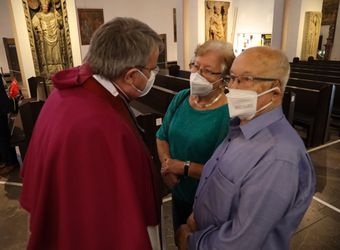 Generalvikar Dr. Jürgen Vorndran feierte am Dienstagabend, 29. Juni, einen Dankgottesdienst mit Ehejubilaren, die 2020 oder 2021 silberne Hochzeit feiern. Im Anschluss hatten die Ehepaare Gelegenheit, sich segnen zu lassen.