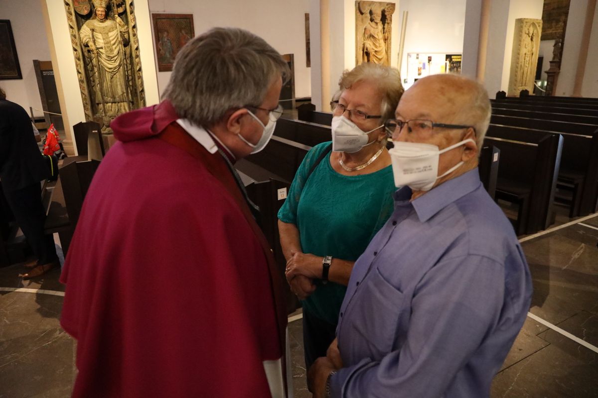 Generalvikar Dr. Jürgen Vorndran feierte am Dienstagabend, 29. Juni, einen Dankgottesdienst mit Ehejubilaren, die 2020 oder 2021 silberne Hochzeit feiern. Im Anschluss hatten die Ehepaare Gelegenheit, sich segnen zu lassen.