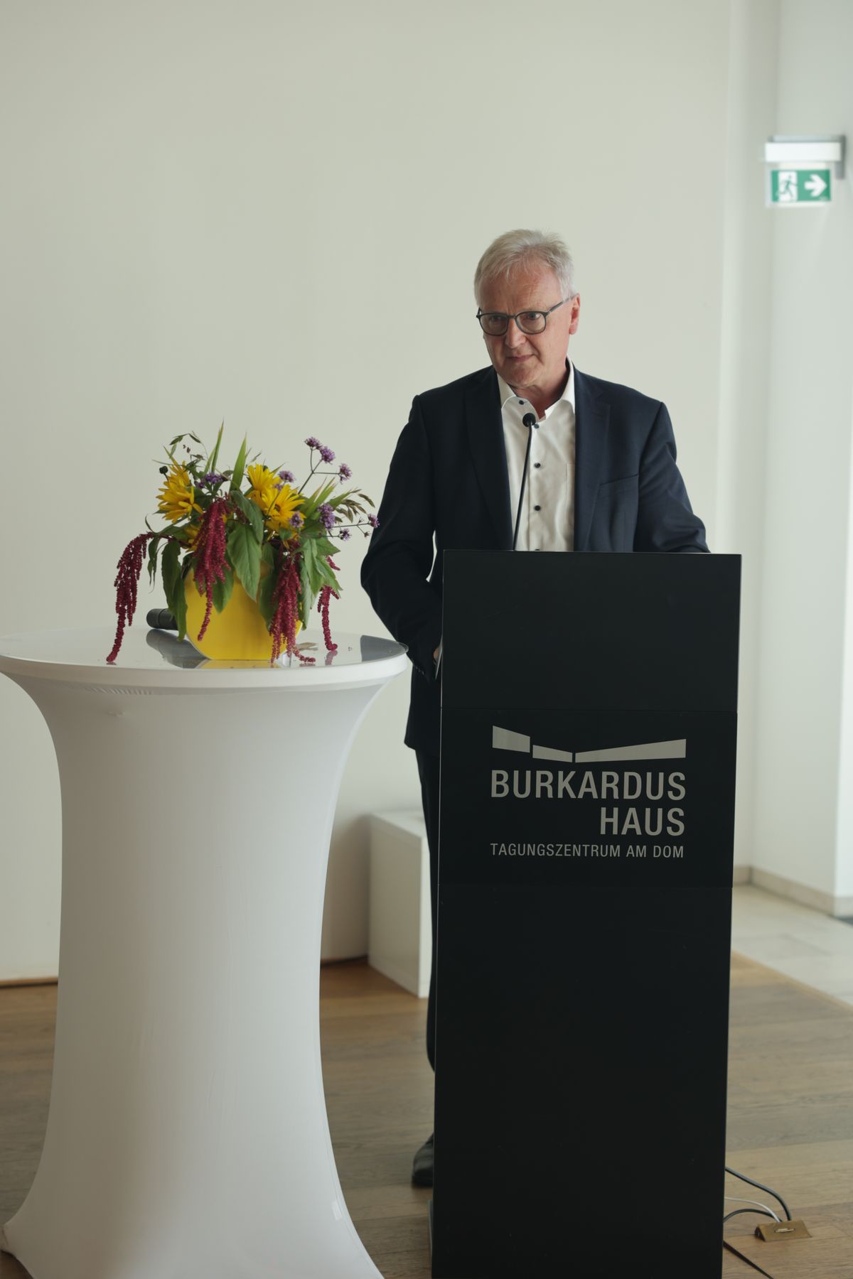 Bernhard Schweßinger, Pressesprecher des Bistums und Leiter des Medienhauses, begrüßte die Gäste im Burkardushaus.