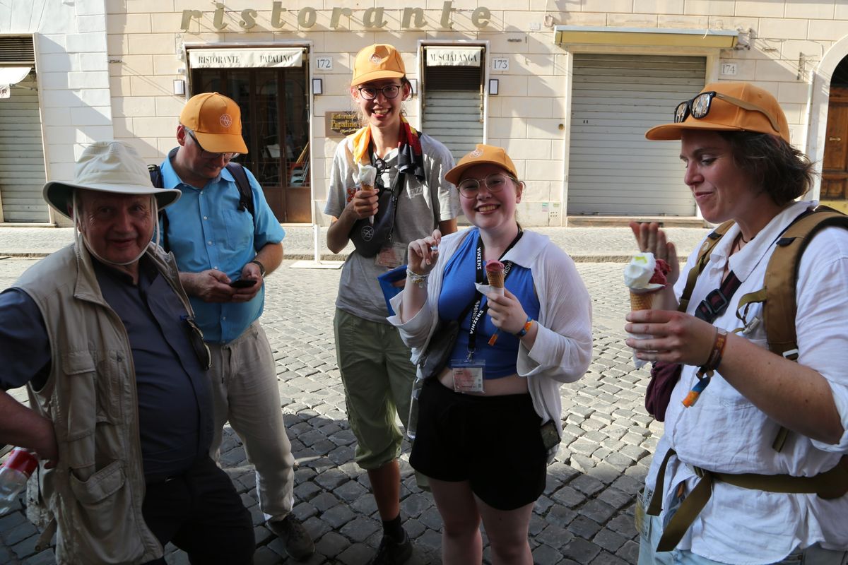 Auch Domkapitular Albin Krämer (links) und Pastoralreferent Bernhard Lutz (zweiter von links) sind beim Eis essen dabei und unterhalten sich mit den Jugendlichen. Auch Domkapitular Albin Krämer (links) und Pastoralreferent Bernhard Lutz (zweiter von links) sind beim Eis essen dabei und unterhalten sich mit den Jugendlichen.