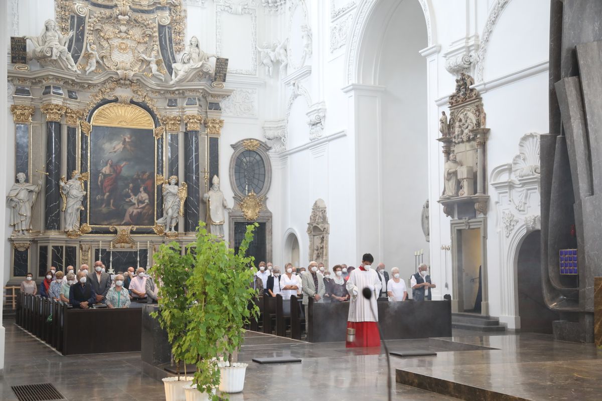 2621/0609 Ehejubilare Weihbischof Boom_27460 Weihbischof Boom und weiteren Priester und Diakone weihen Ehejubilare, die ihr goldenes, diamantenes oder eisernes Ehejubiläum feiern.