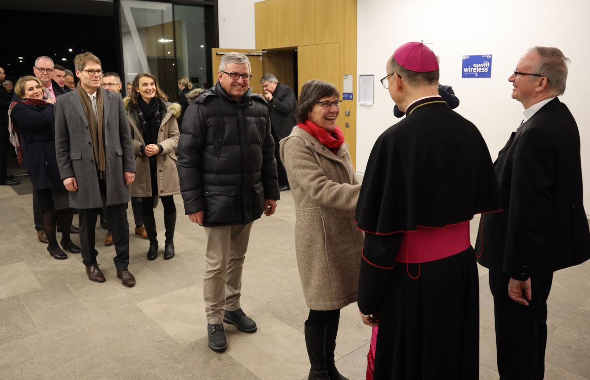 Bischof Dr. Franz Jung begrüßte gemeinsam mit Generalvikar Thomas Keßler und Domkapitular Clemens Bieber, Vorsitzender des Diözesan-Caritasverbands, die Gäste am Eingang des Hörsaalgebäudes. 