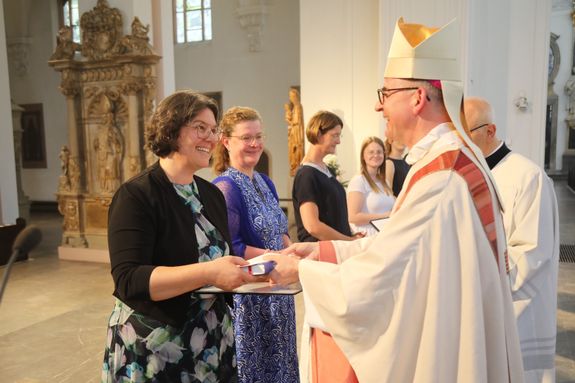 Bischof Dr. Franz Jung beauftragt Maria Düchs als Gemeindereferentin.