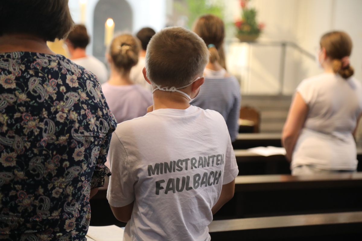 2721/0661 Ministranten-Gottesdienst_28662 Weihbischof Ulrich Boom hat anlässlich der Kiliani-Wallfahrtswoche mit den Ministranten einen Gottesdienst im Würzburger Dom gefeiert.