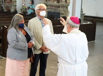 Bischof em. Dr. Friedhelm Hofmann feierte am Mittwochvormittag, 23. Juni, im Kiliansdom einen Pontifikalgottesdienst für Ehejubilare, die in den Jahren 2020 und 2021 auf 50, 60 oder 65 gemeinsame Jahre zurückblicken.