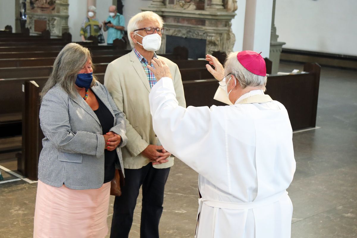 Bischof em. Dr. Friedhelm Hofmann feierte am Mittwochvormittag, 23. Juni, im Kiliansdom einen Pontifikalgottesdienst für Ehejubilare, die in den Jahren 2020 und 2021 auf 50, 60 oder 65 gemeinsame Jahre zurückblicken. Bischof em. Dr. Friedhelm Hofmann feierte am Mittwochvormittag, 23. Juni, im Kiliansdom einen Pontifikalgottesdienst für Ehejubilare, die in den Jahren 2020 und 2021 auf 50, 60 oder 65 gemeinsame Jahre zurückblicken.
