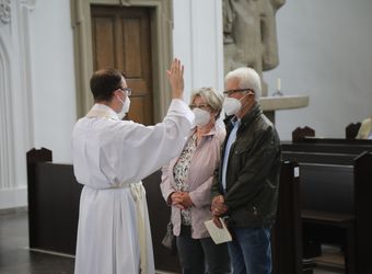 Bischof Dr. Franz Jung segnete nach dem Gottesdienst die Ehejubilare.