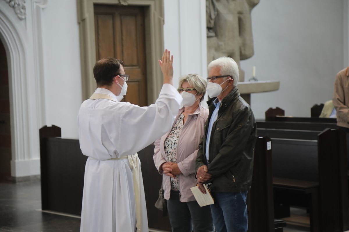 2721/0630_Ehejubilare mit Bischof Franz Jung_28170 Bischof Dr. Franz Jung segnete nach dem Gottesdienst die Ehejubilare.