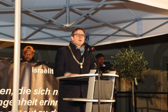 „Es ist ein beklemmendes Gefühl, Repräsentant der Stadt zu sein, die damals für Jüdinnen und Juden nicht den Schutz geboten hat, den sie hätte ausüben müssen“, erklärte Bürgermeister Martin Heilig.