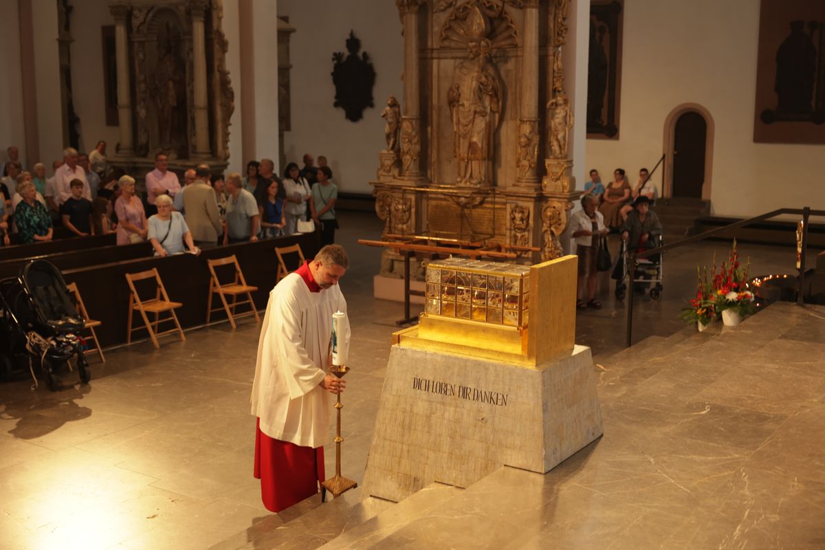 Mit einer Reliquienprozession von Sankt Burkard über die Alte Mainbrücke und einem Pontifikalgottesdienst im Kiliansdom ist am Sonntag, 6. Juli, die Kiliani-Wallfahrtswoche 2025 eröffnet worden.