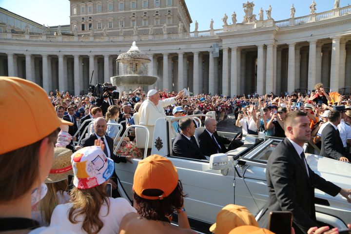 Internationale Ministrantenwallfahrt nach Rom 2024: An der Gruppe aus dem Pastoralen Raum Burkardroth und Bad Bocklet fuhr der Papst tatsächlich ganz nah vorbei.