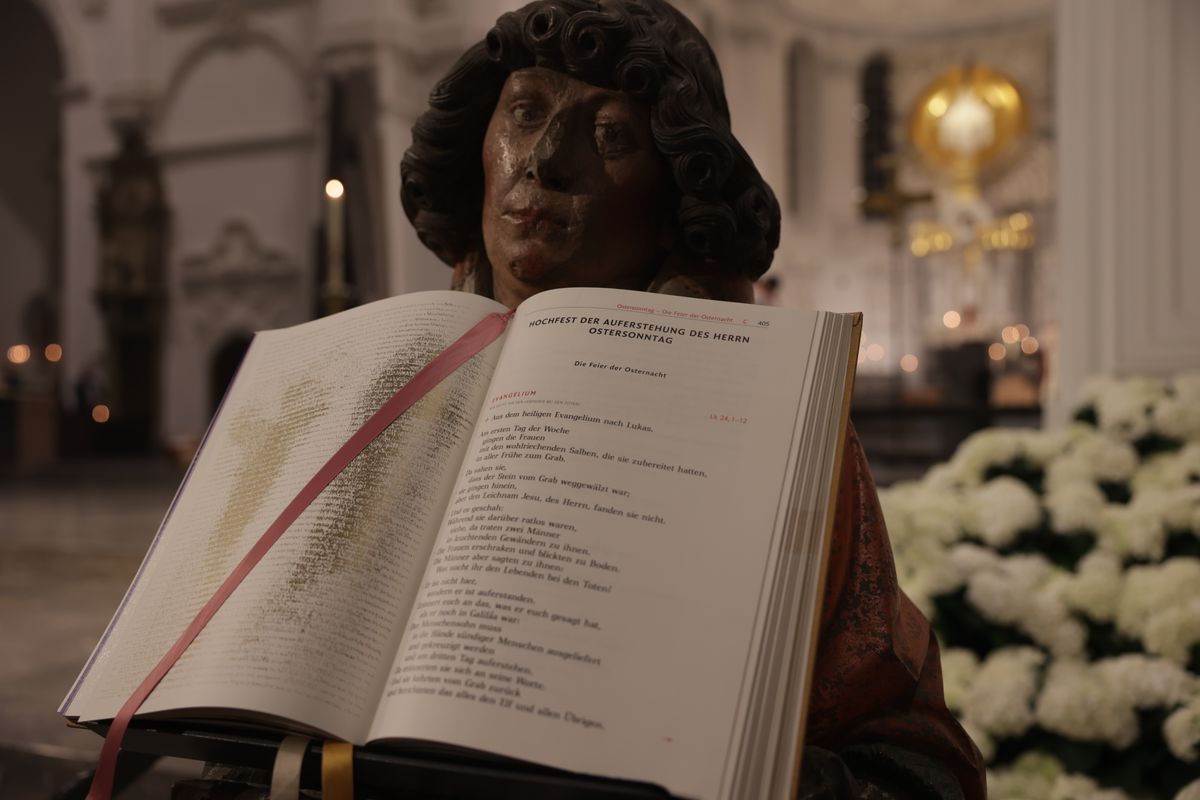 Der Lichtfeier schlossen sich die Segnung des Osterwassers und die allgemeine Tauferneuerung an. 