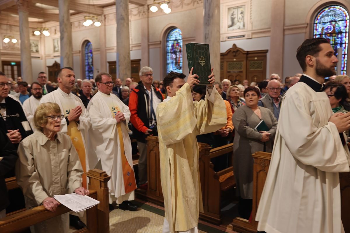 Bischof Dr. Franz Jung feierte am Sonntag, 6. Oktober, einen Gottesdienst zum Abschluss der Irlandwallfahrt mit den Reliquien der Frankenapostel in der Kathedrale von Cavan. Im Anschluss wurde der Schrein mit den Häuptern der Märtyrer für den Rücktransport nach Würzburg sicher verpackt.