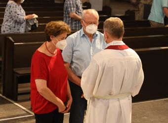 Generalvikar Dr. Jürgen Vorndran feierte am Dienstagabend, 29. Juni, einen Dankgottesdienst mit Ehejubilaren, die 2020 oder 2021 silberne Hochzeit feiern. Im Anschluss hatten die Ehepaare Gelegenheit, sich segnen zu lassen.