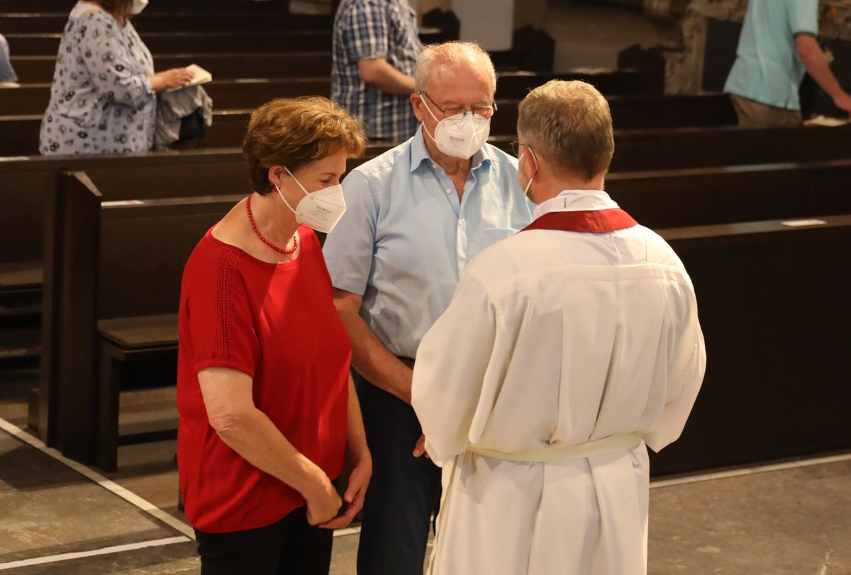 Generalvikar Dr. Jürgen Vorndran feierte am Dienstagabend, 29. Juni, einen Dankgottesdienst mit Ehejubilaren, die 2020 oder 2021 silberne Hochzeit feiern. Im Anschluss hatten die Ehepaare Gelegenheit, sich segnen zu lassen.