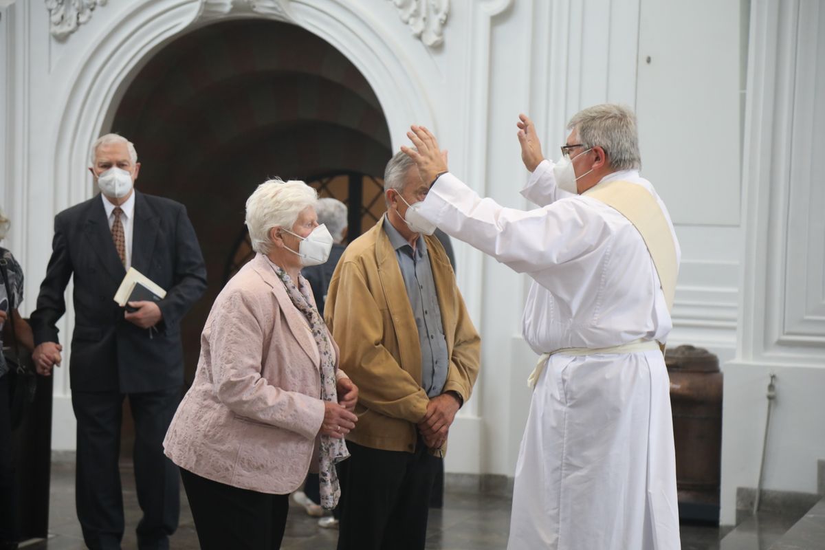 2621/0609 Ehejubilare Weihbischof Boom_27497 Weihbischof Boom und weiteren Priester und Diakone weihen Ehejubilare, die ihr goldenes, diamantenes oder eisernes Ehejubiläum feiern.