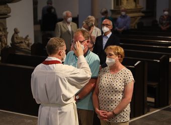 Generalvikar Dr. Jürgen Vorndran feierte am Dienstagabend, 29. Juni, einen Dankgottesdienst mit Ehejubilaren, die 2020 oder 2021 silberne Hochzeit feiern. Im Anschluss hatten die Ehepaare Gelegenheit, sich segnen zu lassen.