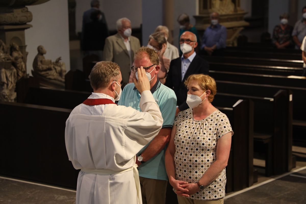 Generalvikar Dr. Jürgen Vorndran feierte am Dienstagabend, 29. Juni, einen Dankgottesdienst mit Ehejubilaren, die 2020 oder 2021 silberne Hochzeit feiern. Im Anschluss hatten die Ehepaare Gelegenheit, sich segnen zu lassen.